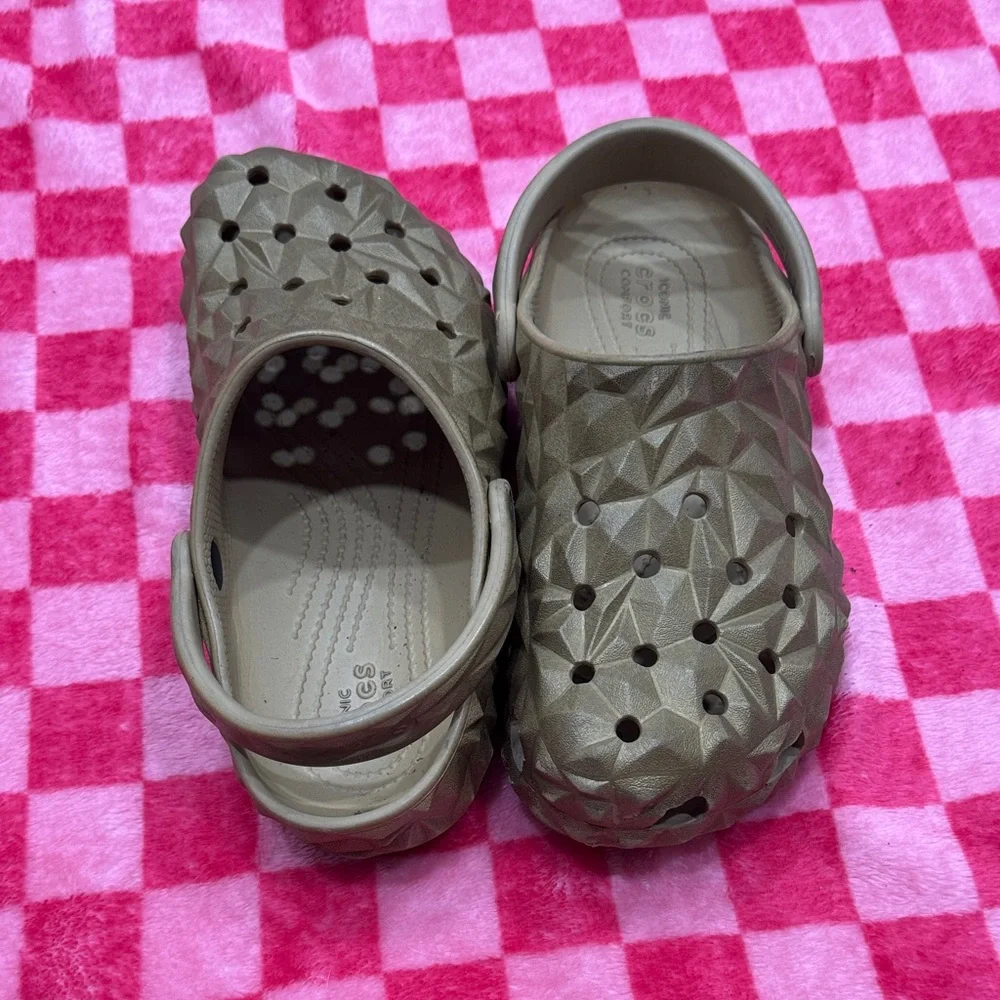 Crocs Geometric Classic Clog in Dark Gold - Picture 3 of 6